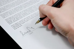 Faut-il vraiment regrouper tous vos contrats d&rsquo;assurance ? Avantages et pièges à connaître