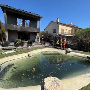 Une maison ravagée par un incendie forestier suite à l&rsquo;annulation de l&rsquo;assurance habitation